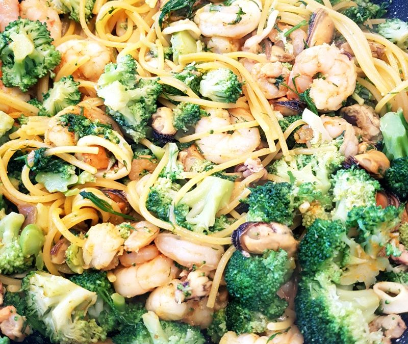 Makaron kukurydziany z owocami morza