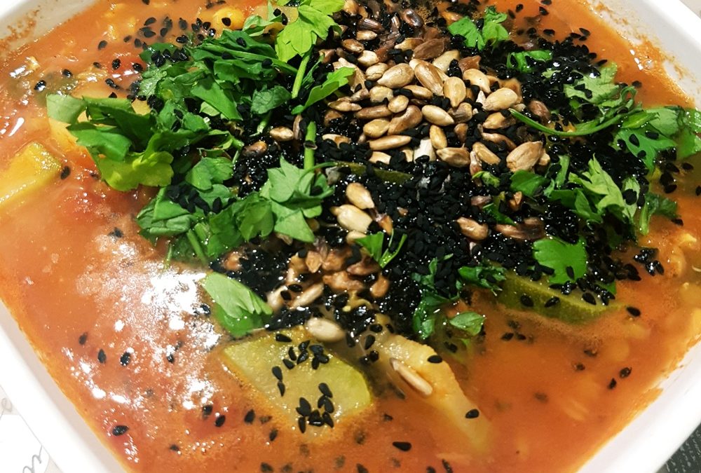 Pyszna zupa rozgrzewającą na bazie czerwonej soczewicy