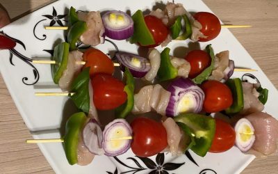 Drobiowe szaszłyki z pieczonymi batatami i guacamole